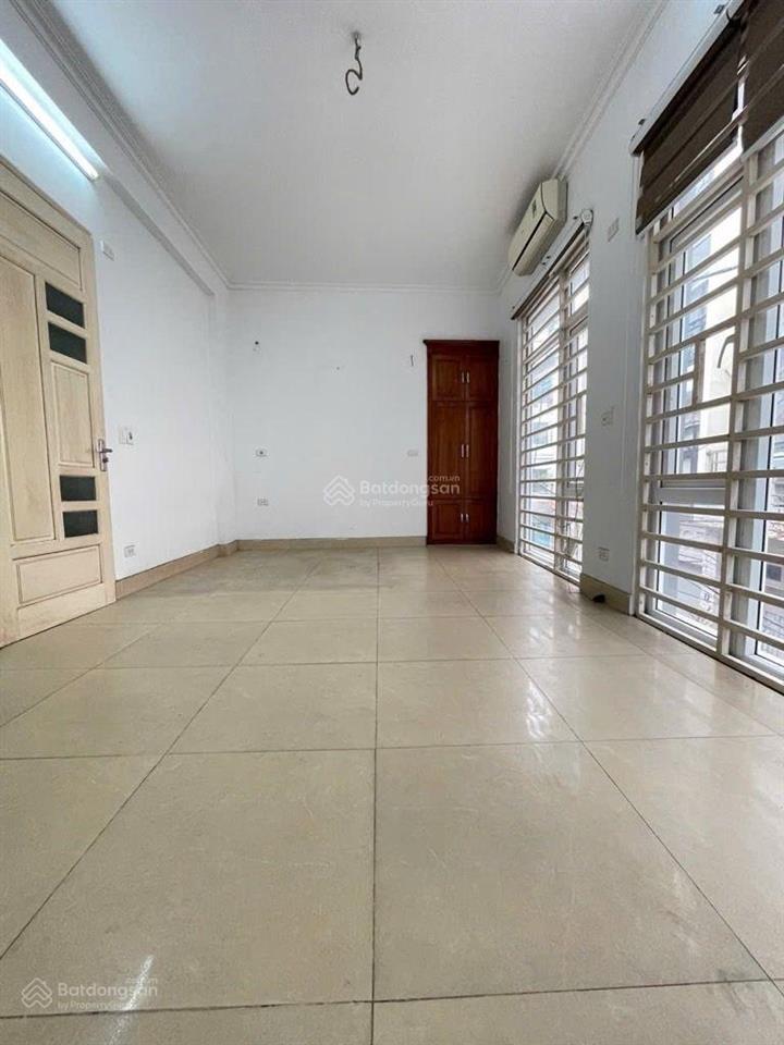 Nhà dân xây bồ đề vị trí đẹp ô tô vào nhà . dân xây chắc chắn.