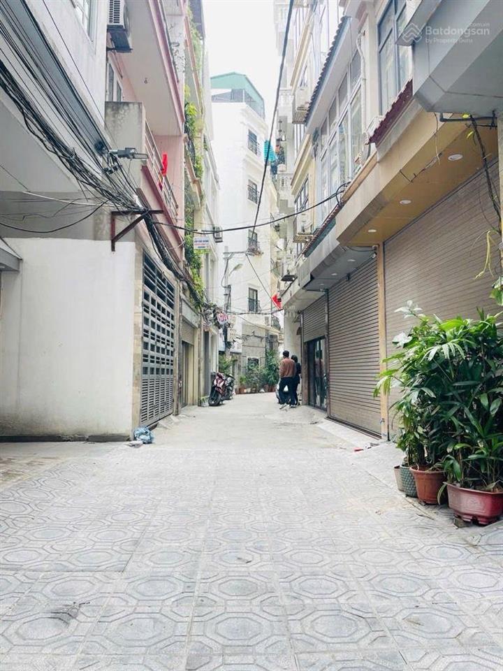 Nhà dân xây bồ đề vị trí đẹp ô tô vào nhà . dân xây chắc chắn.