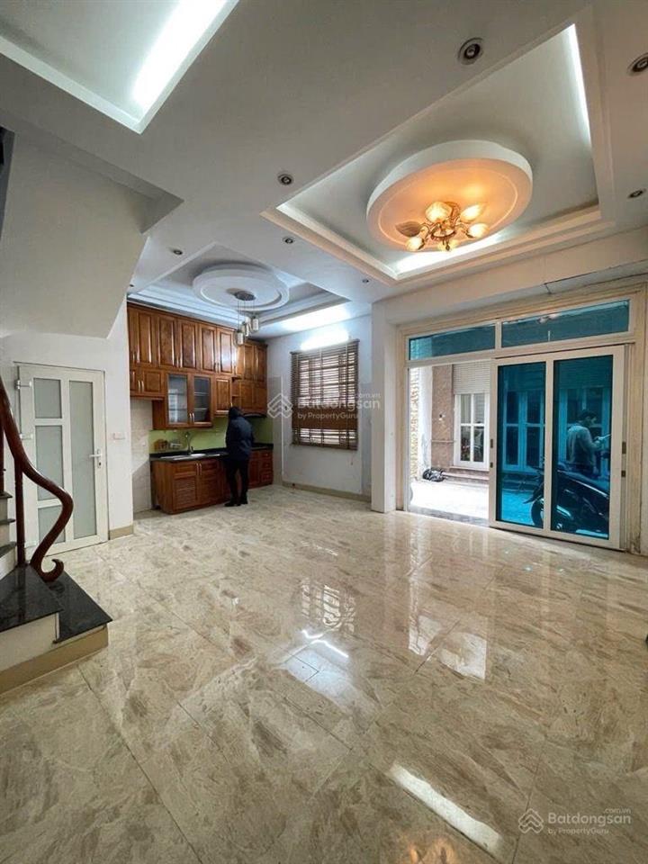 Nhà dân xây bồ đề vị trí đẹp ô tô vào nhà . dân xây chắc chắn.