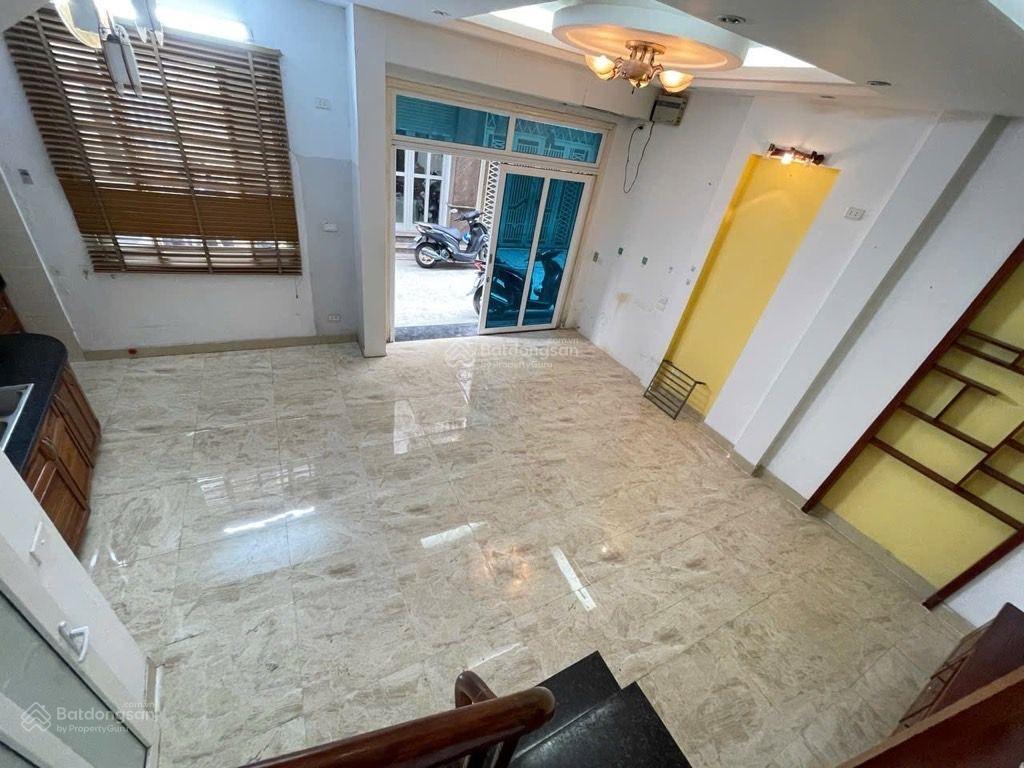 Nhà dân xây bồ đề vị trí đẹp ô tô vào nhà . dân xây chắc chắn.