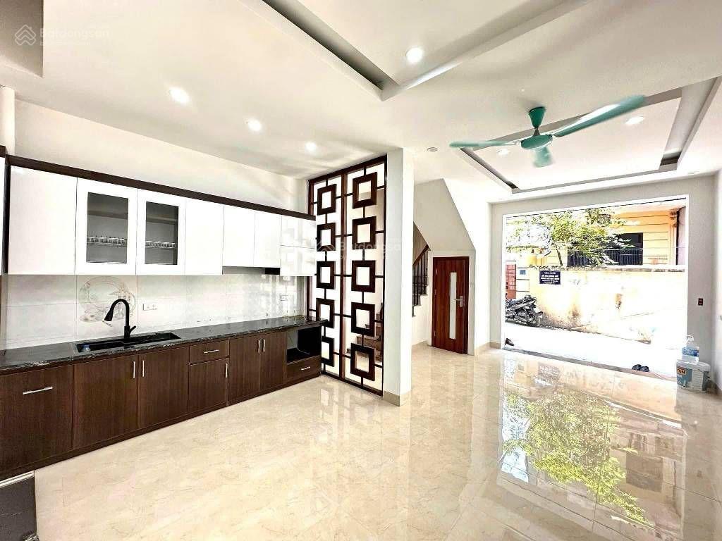 Nhà đẹp xuân la  khu vip tây hồ. ô tô vào nhà