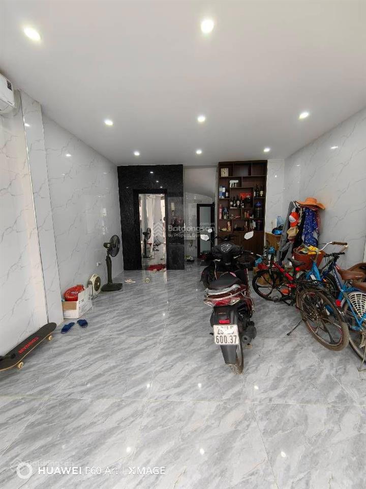 Phú thượng dân xây  nhà còn mới đẹp. ngõ nông rộng thoáng  chủ mới về ở ngay
