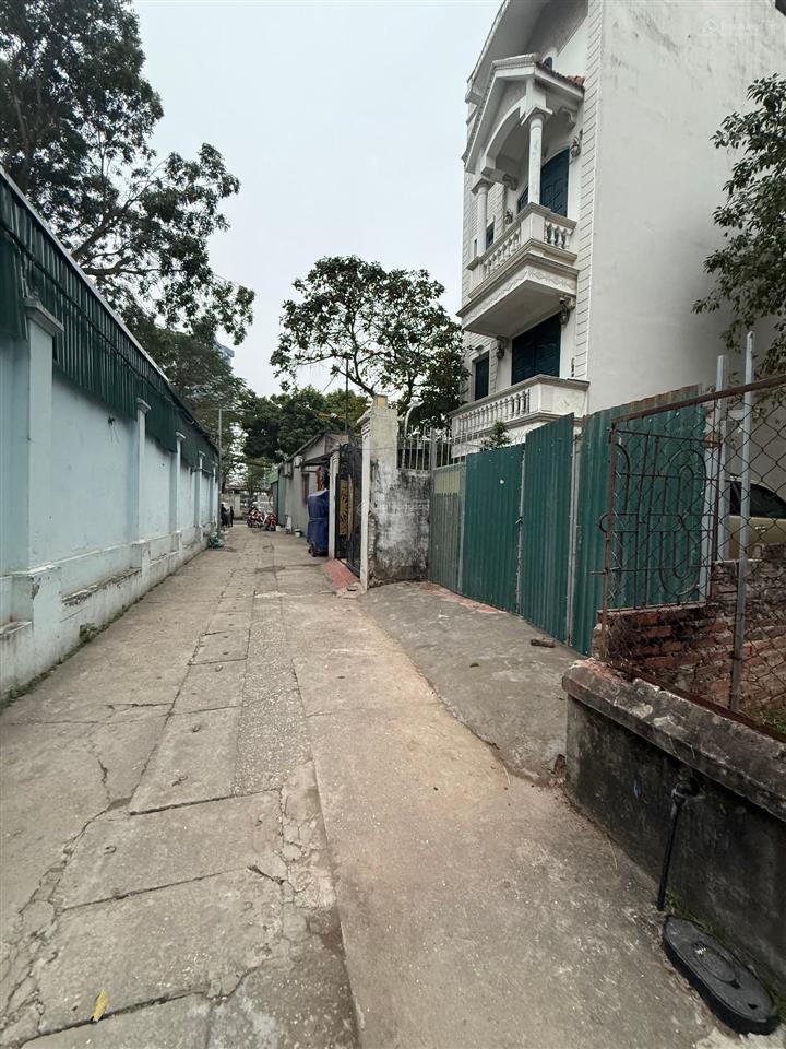 Đất phú thượng vị trí đẹp  thửa vuông vắn. ngõ thông. cách 1 nhà ra mặt phố. đầu tư giữ tiền