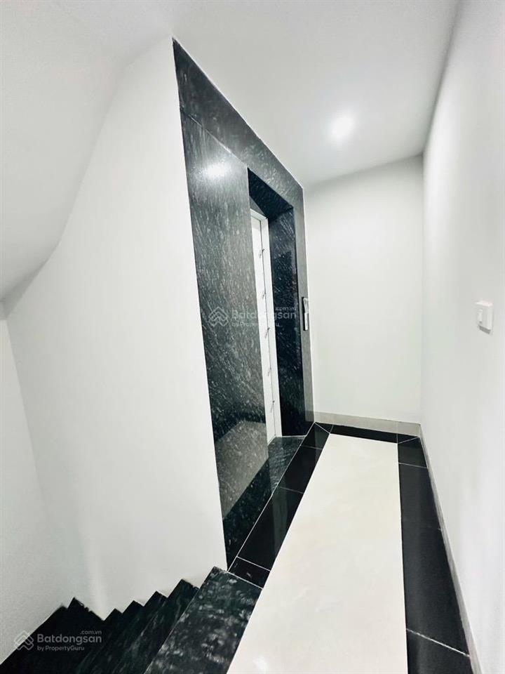 Nhà đẹp có thang máy. xây mới đường thụy phương. mỗi tầng 1 căn hộ khép kín. đầu tư giữ tiền