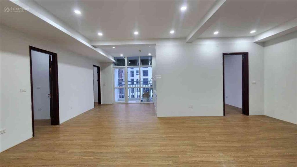 Căn chung cư 3 ngủ tòa c18 trung tâm lạc long quân  view hồ tây. an cư tốt trung tâm phố