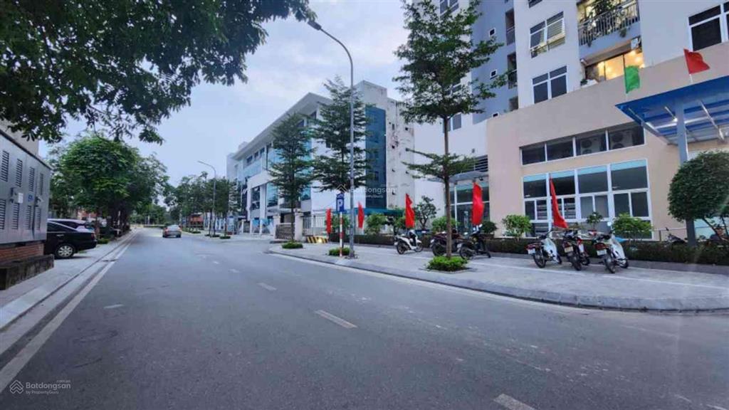 Căn chung cư 3 ngủ tòa c18 trung tâm lạc long quân  view hồ tây. an cư tốt trung tâm phố