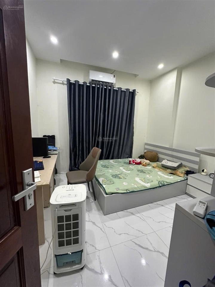 Nhà dân xây trung kiên, chắc chắn còn mới đẹp. chủ mới về ở ngay