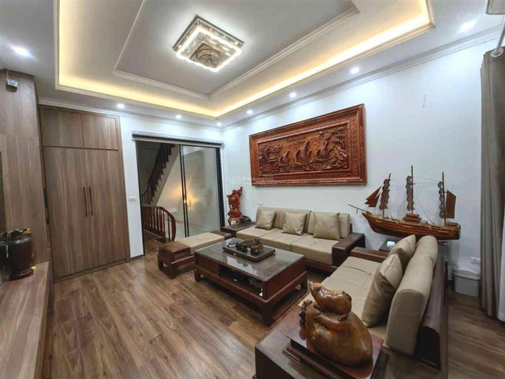 Mặt phố kẻ vẽ  kinh doanh sầm uất  duy nhất 1 nhà bán. nằm trục mặt chợ kinh doanh gì cũng đẹp