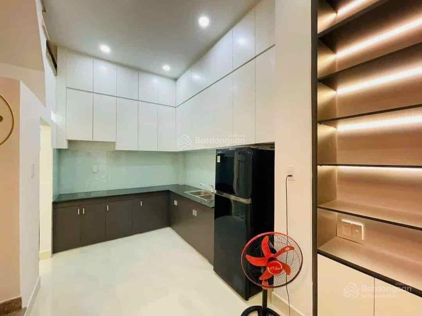 Nhà ngay trung tâm quận 3 đang có giá tốt đường lê văn sỹ, hẻm 6m, shr giá tl