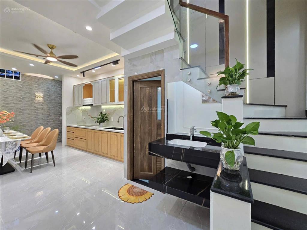 Bán gấp nhà 3 lầu 64m2 ngay lê văn việt quận 9, shr hẻm xe hơi 5m. cho thuê 18tr/th. giá 6tỷ450tl