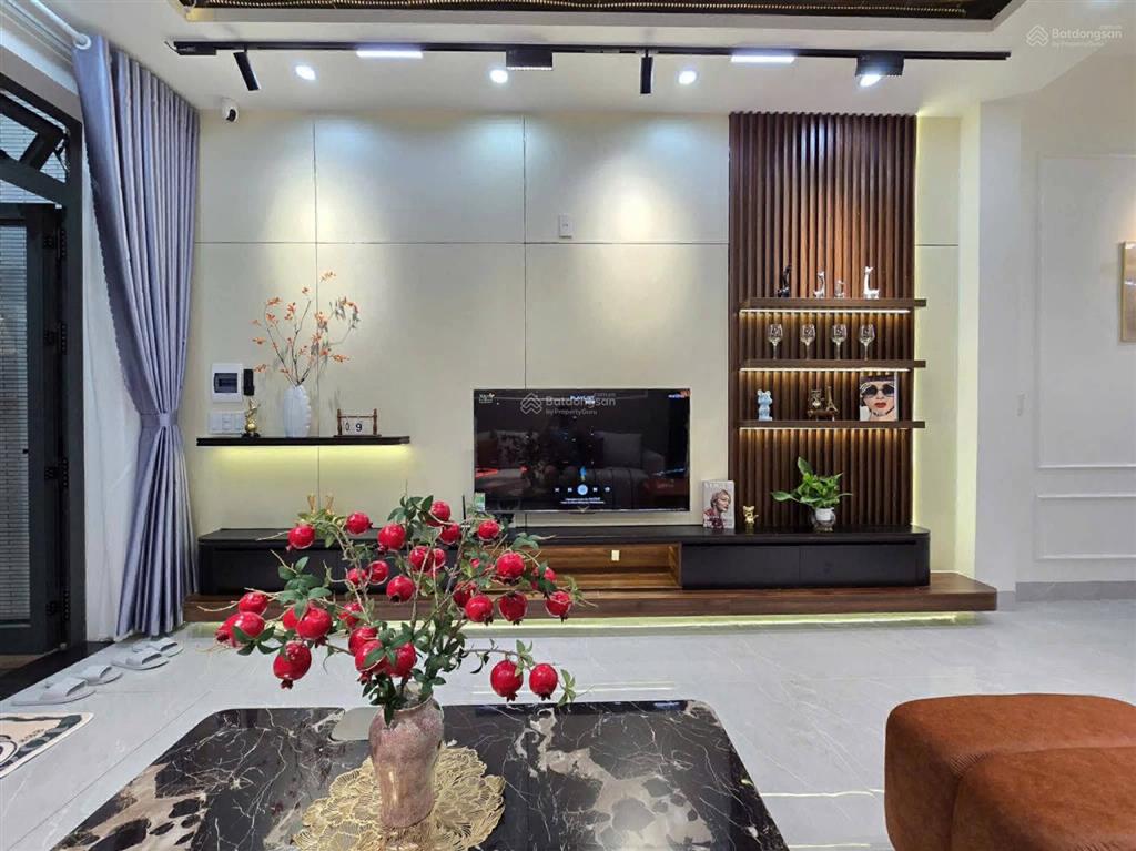 Bán gấp nhà 3 lầu 64m2 ngay lê văn việt quận 9, shr hẻm xe hơi 5m. cho thuê 18tr/th. giá 6tỷ450tl