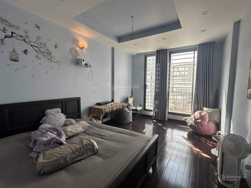 Lạc long quân, tây hồ. 80 m2, rộng 4,8m, 17,5 tỷ. 7 chỗ đỗ cửa, view hồ tây.