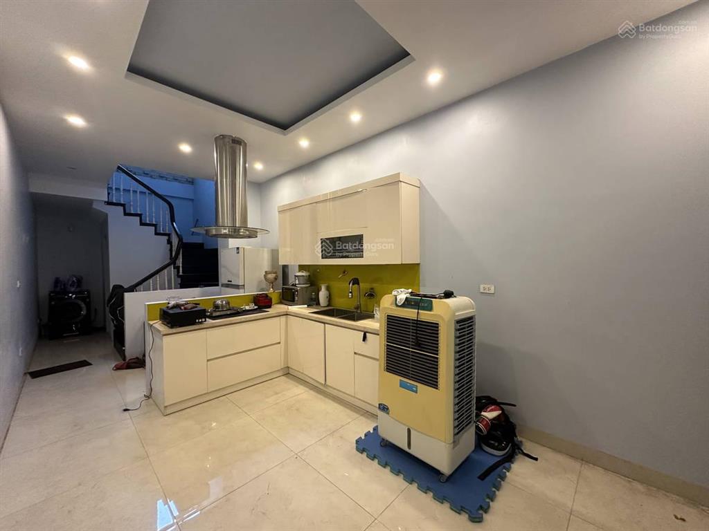 Lạc long quân, tây hồ. 80 m2, rộng 4,8m, 17,5 tỷ. 7 chỗ đỗ cửa, view hồ tây.