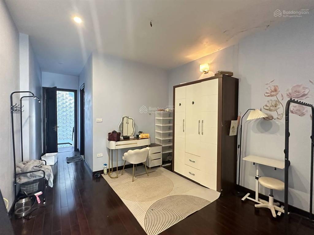 Lạc long quân, tây hồ. 80 m2, rộng 4,8m, 17,5 tỷ. 7 chỗ đỗ cửa, view hồ tây.