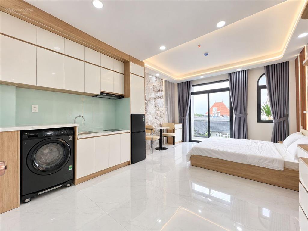 Cho thuê căn hộ ban công, máy giặt riêng 38m2 mới 100% ở đường vạn kiếp gần chợ bà chiểu, quận 1