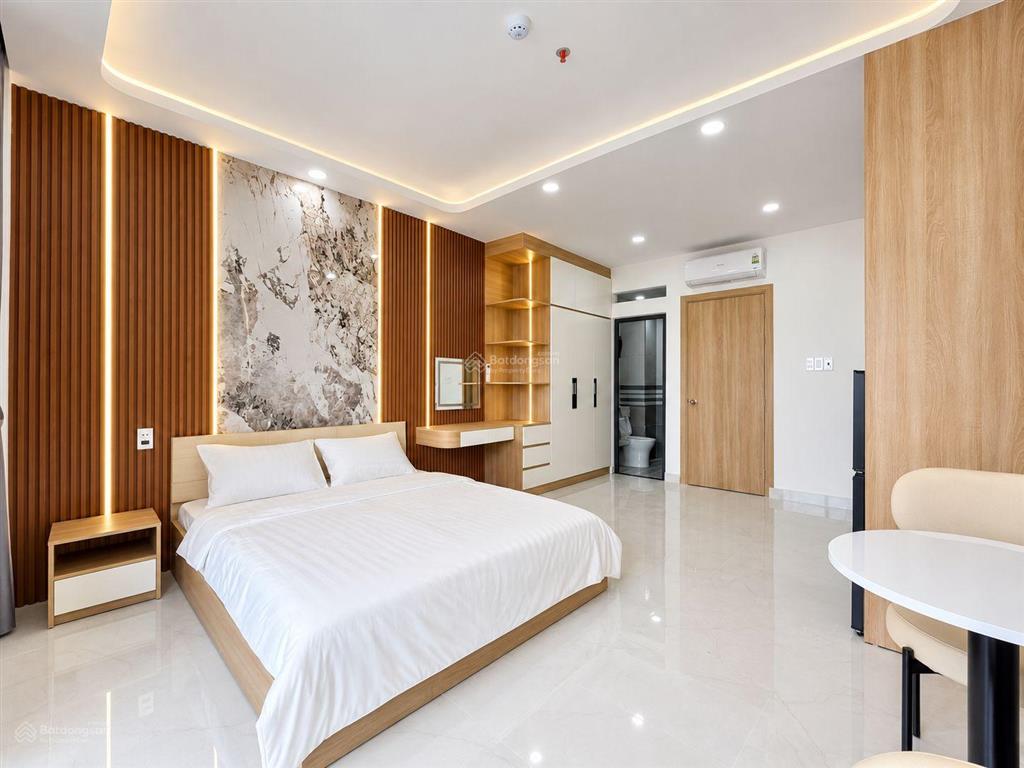 Cho thuê căn hộ ban công, máy giặt riêng 38m2 mới 100% ở đường vạn kiếp gần chợ bà chiểu, quận 1
