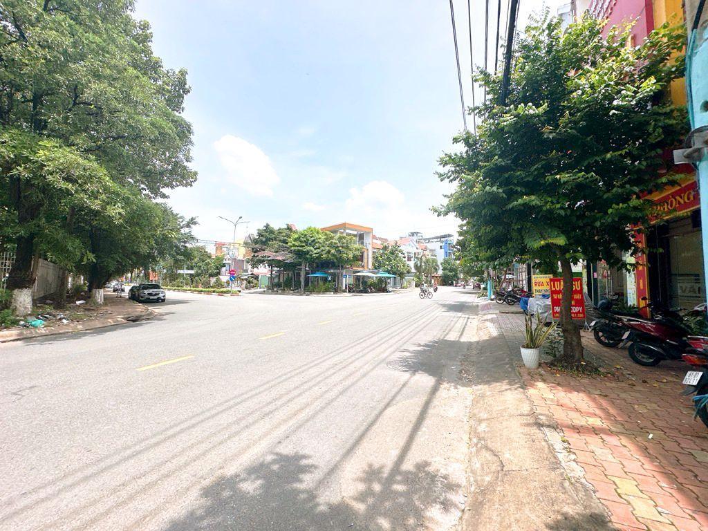 Chủ ngộp ngân hàng cần bán gấp nhà 70m2, 5 pn, mặt tiền kinh doanh  tthc dĩ an giá 9,5 tỷ còn tl.