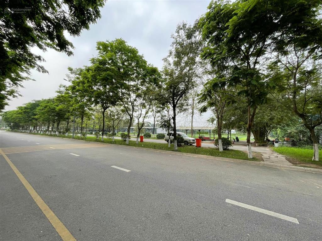Bán shophouse beomes đối diện sân bóng, kinh doanh đắc địa