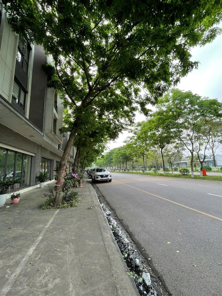 Bán shophouse beomes đối diện sân bóng, kinh doanh đắc địa