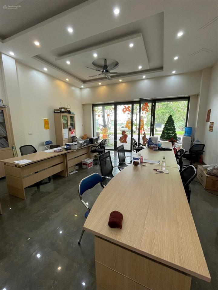 Bán shophouse beomes đối diện sân bóng, kinh doanh đắc địa