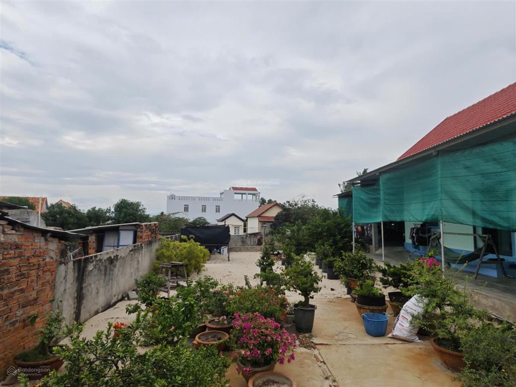 Bán đất tại phường ninh thủy, dốc lết gần biển, thích hợp đầu tư, giá chỉ 14 triệu/m2, 136m2