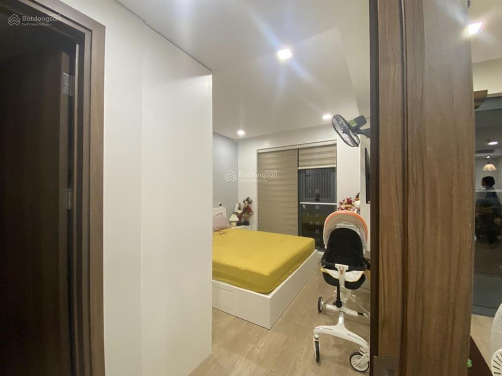 Bán căn hộ 2 ngủ  2wc, diện tích 71m2 hướng đông nam, full nội thất giá 8.1 tỷ