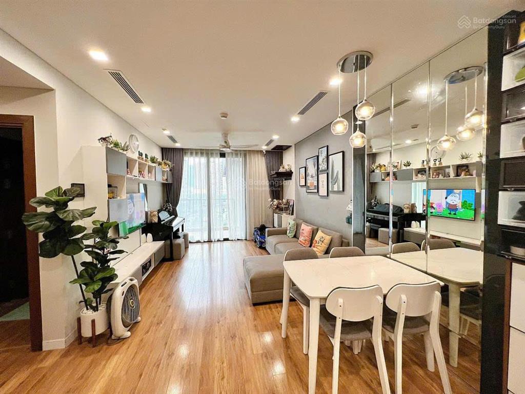 Chính chủ bán ch 2 ngủ hướng đông nam  dt 64m²  tầng cao  full đồ giá 7,4 tỷ sẵn sàng giao dịch