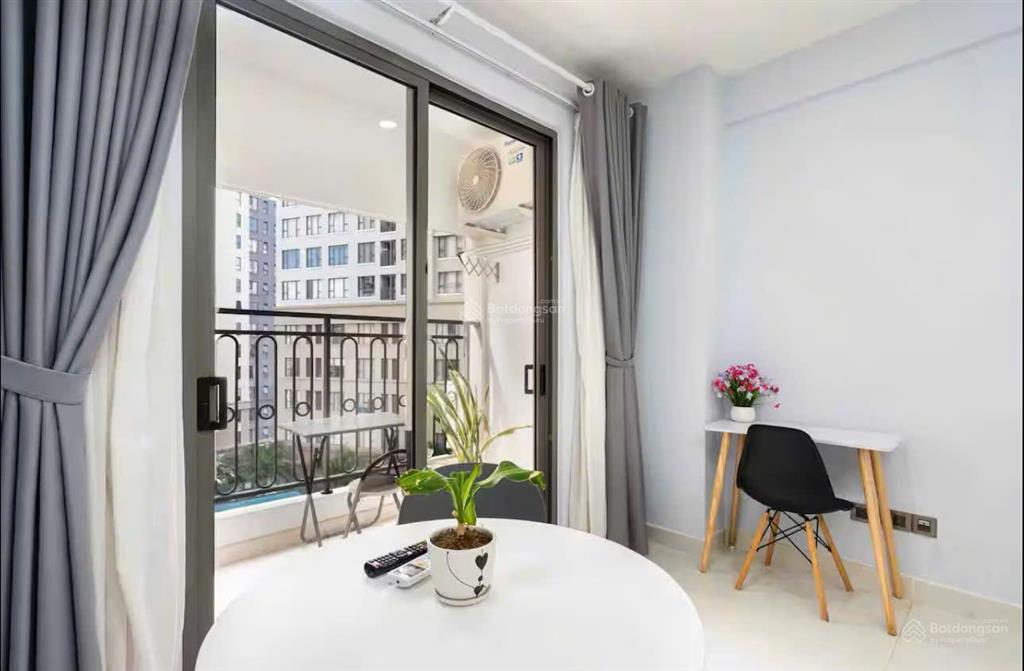 Cho thuê căn hộ sky center, q. tân bình, dt 74m2, 2pn giá 15tr/tháng.  0909 228 *** sang