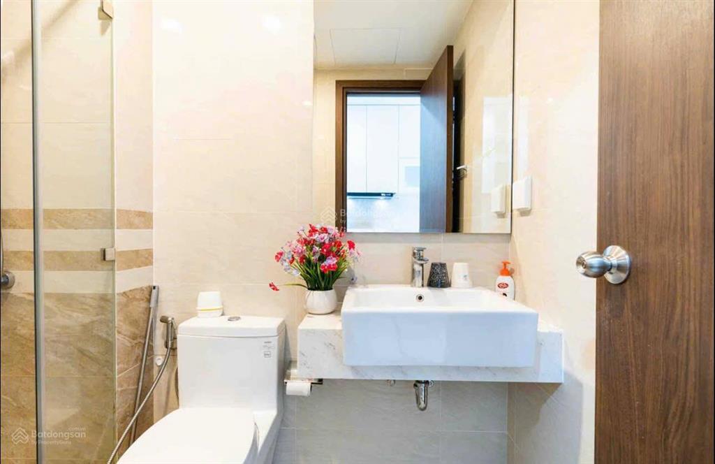 Cho thuê căn hộ sky center, q. tân bình, dt 74m2, 2pn giá 15tr/tháng.  0909 228 *** sang