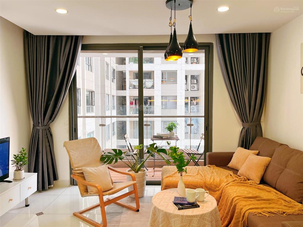 Cho thuê cân hộ sky center, tân bình, dt 75m2, 2pn giá 15tr/tháng.  0909 228 *** minh sang