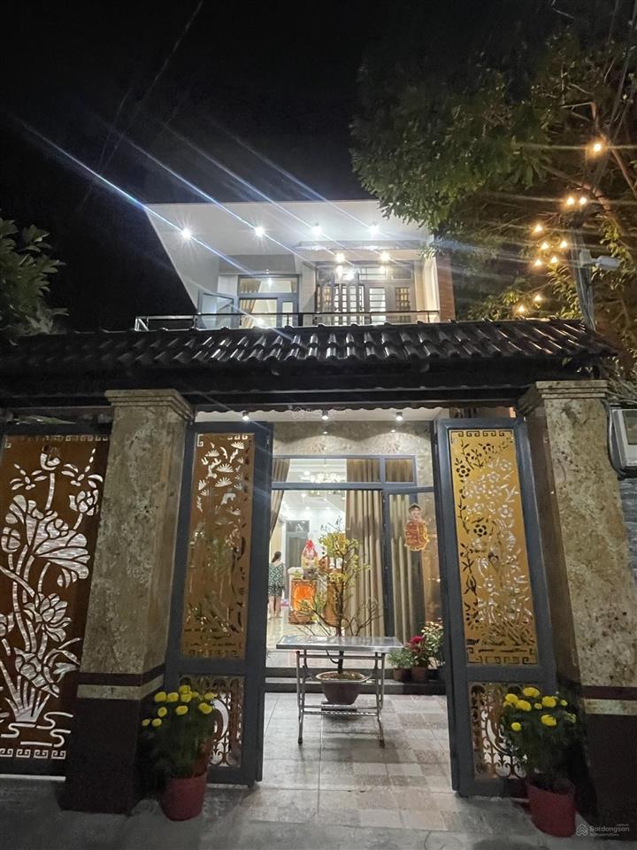 Nhà đẹp ở ngay hẻm xe hơi sát mặt tiền tr tâm tp thủ đức 2 tầng 5x20,6 chỉ 8,2 tỷ
