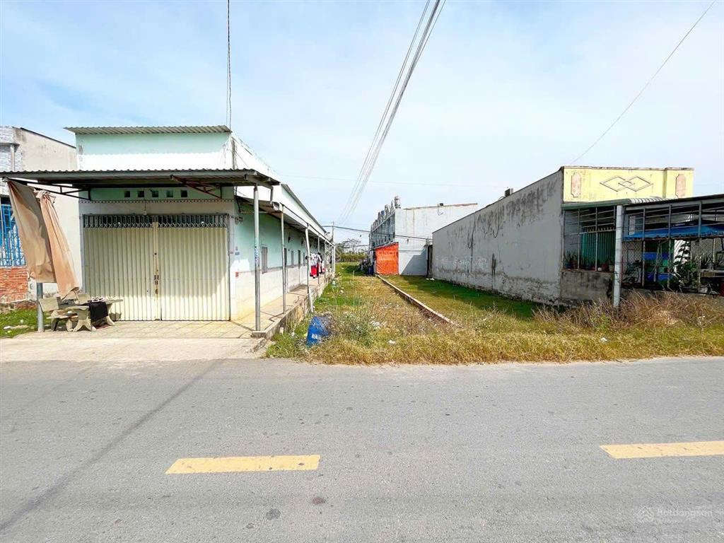 Dãy nhà trọ 7 phòng có sẵn sổ sang tên liền nằm sát bên khu công nghiệp becamex chơn thành. 422m2