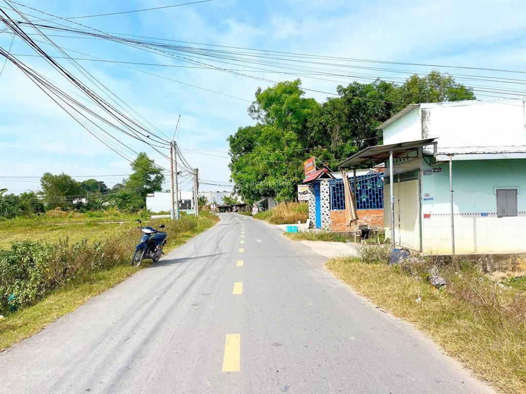 Dãy nhà trọ 7 phòng có sẵn sổ sang tên liền nằm sát bên khu công nghiệp becamex chơn thành. 422m2