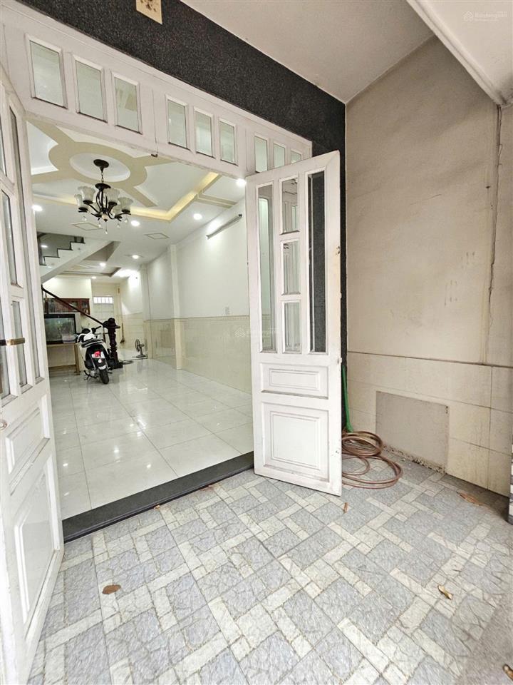 Bán nhà 3 tầng đẹp hoàn công 61m2  4pn 4wc gần làng đại học, trung tâm y tế dĩ an