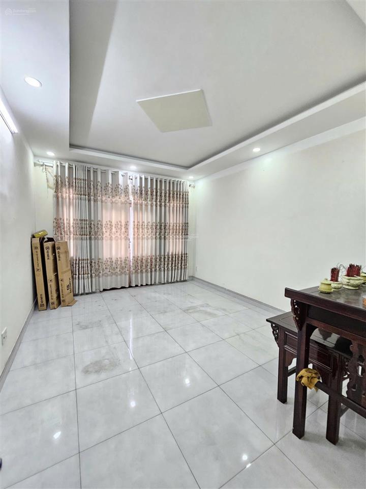 Bán nhà 3 tầng đẹp hoàn công 61m2  4pn 4wc gần làng đại học, trung tâm y tế dĩ an