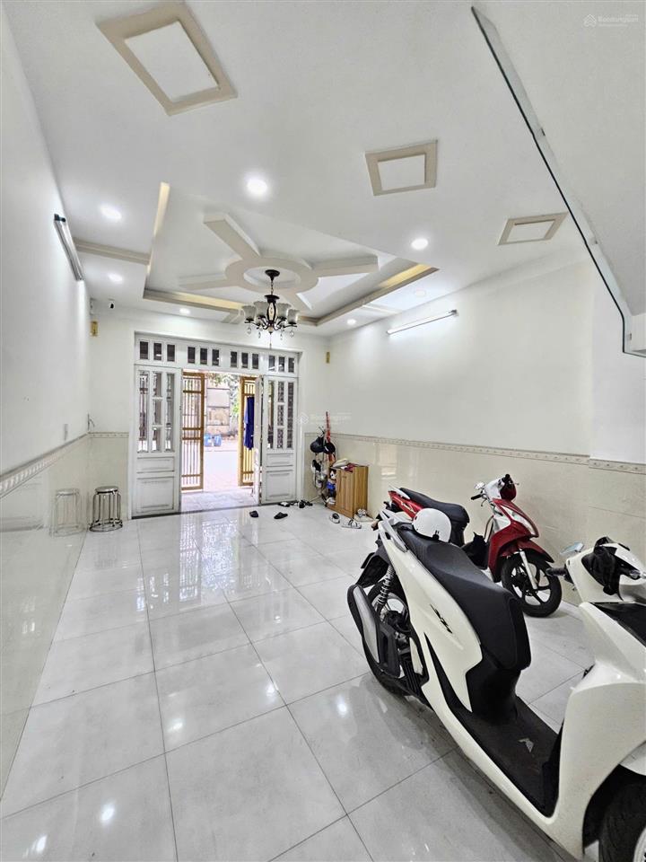 Bán nhà 3 tầng đẹp hoàn công 61m2  4pn 4wc gần làng đại học, trung tâm y tế dĩ an