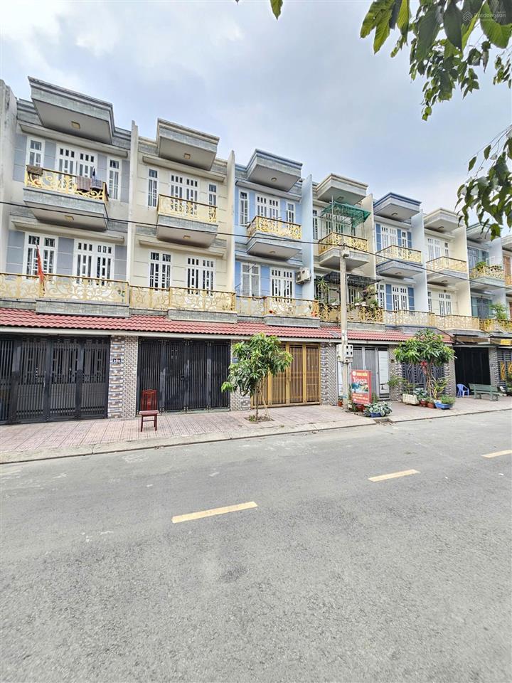 Bán nhà 3 tầng đẹp hoàn công 61m2  4pn 4wc gần làng đại học, trung tâm y tế dĩ an