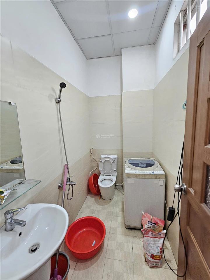 Bán nhà 3 tầng đẹp hoàn công 61m2  4pn 4wc gần làng đại học, trung tâm y tế dĩ an