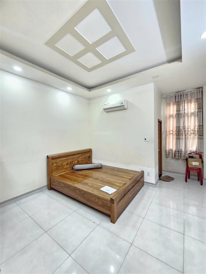 Bán nhà 3 tầng đẹp hoàn công 61m2  4pn 4wc gần làng đại học, trung tâm y tế dĩ an