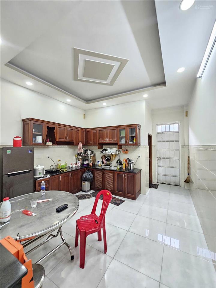 Bán nhà 3 tầng đẹp hoàn công 61m2  4pn 4wc gần làng đại học, trung tâm y tế dĩ an