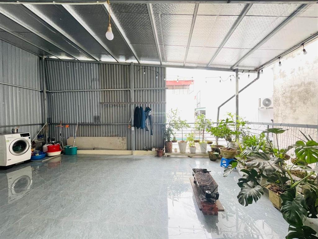 Nguyễn chính  nhà 3 tầng dân xây  không sổ  giấy tờ đóng thuế đủ  lô góc  ở ngay  giá tốt