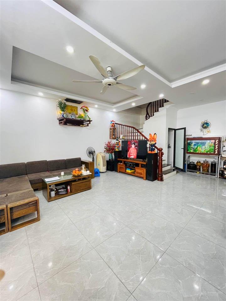 Nguyễn chính  nhà 3 tầng dân xây  không sổ  giấy tờ đóng thuế đủ  lô góc  ở ngay  giá tốt