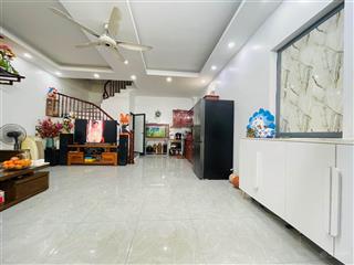 Nguyễn chính  nhà 3 tầng dân xây  không sổ  giấy tờ đóng thuế đủ  lô góc  ở ngay  giá tốt