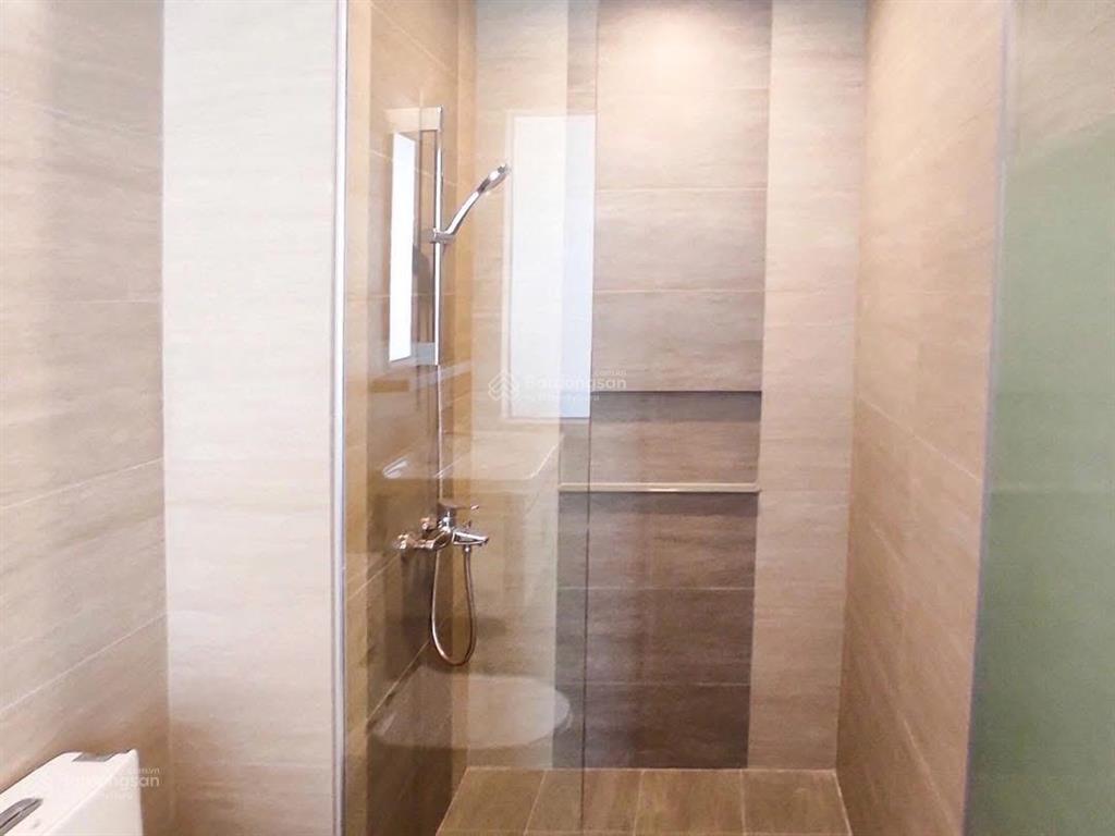 Cho thuê phòng ban công có nội thất hoàng diệu, quận 4 gần quận 1, bv & đại học luật