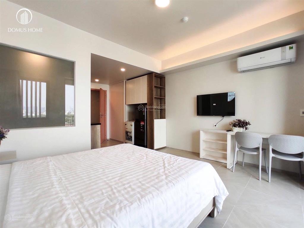 Cho thuê phòng ban công có nội thất hoàng diệu, quận 4 gần quận 1, bv & đại học luật