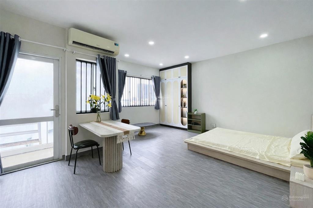 Phòng 40m2, ban công, cửa sổ trời lớn ngay phan đăng lưu, ngã tư phú nhuận gầm q1, q3, q10