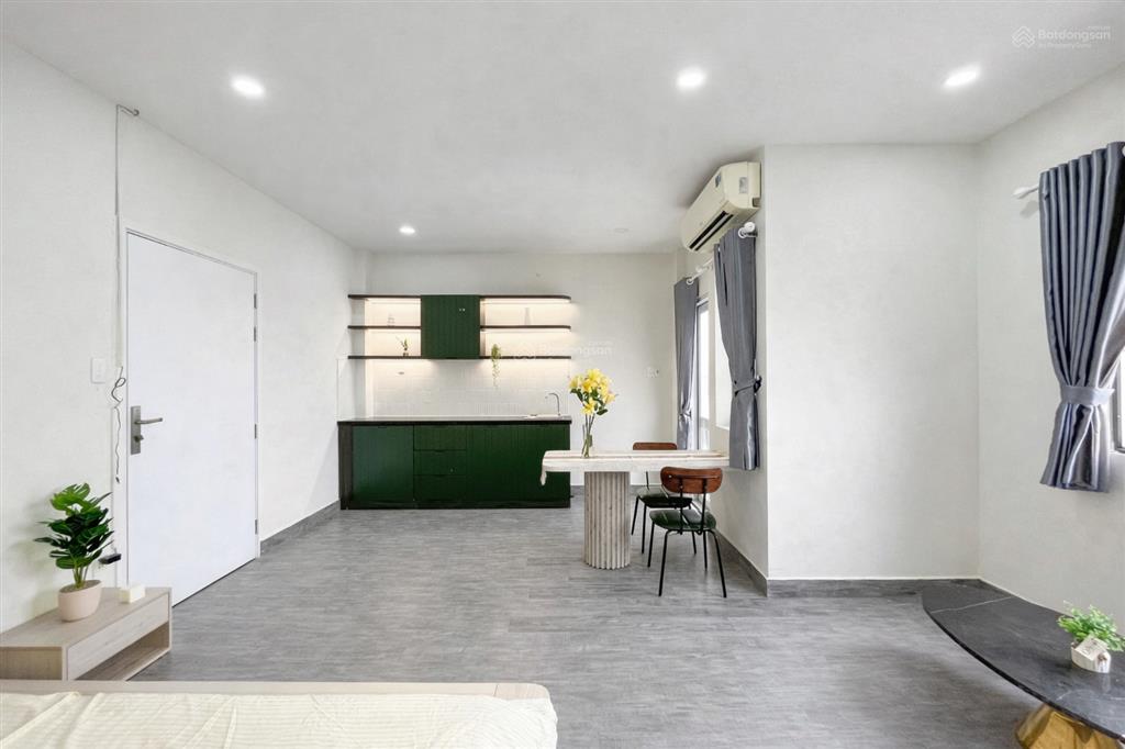 Phòng 40m2, ban công, cửa sổ trời lớn ngay phan đăng lưu, ngã tư phú nhuận gầm q1, q3, q10