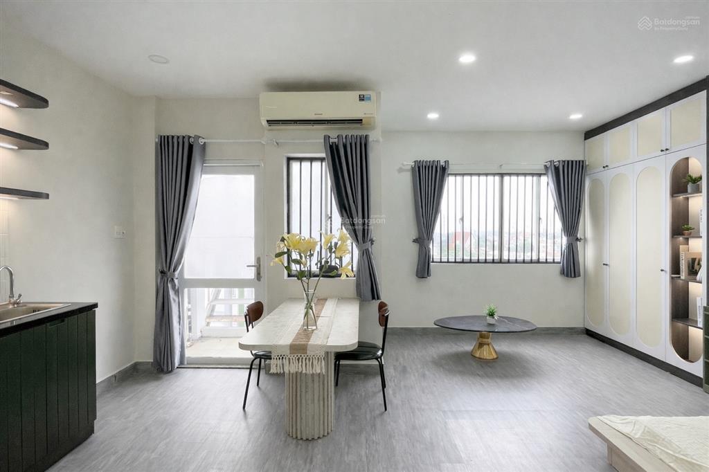 Phòng 40m2, ban công, cửa sổ trời lớn ngay phan đăng lưu, ngã tư phú nhuận gầm q1, q3, q10