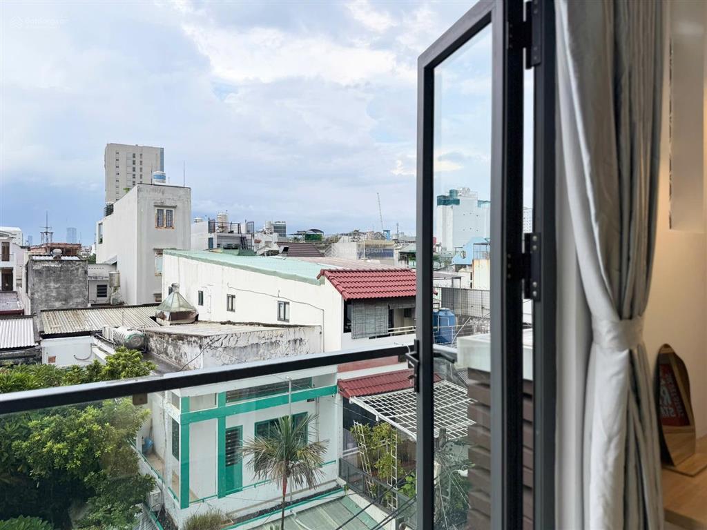 Phòng 40m2, ban công lớn, thang máy ngay thích quảng đức, phú nhuận gần q1, q3