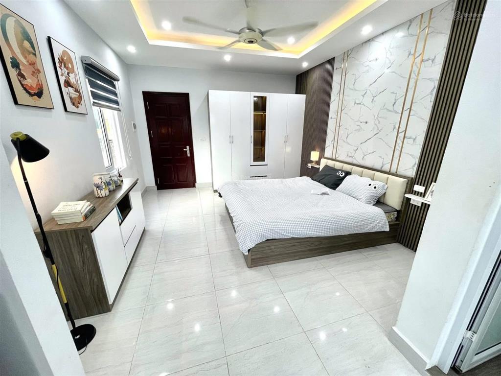 Cho thuê phòng 37m2, ban công, cửa sổ trời ngay cù lao, phan xích long, gần q1, q3, q10